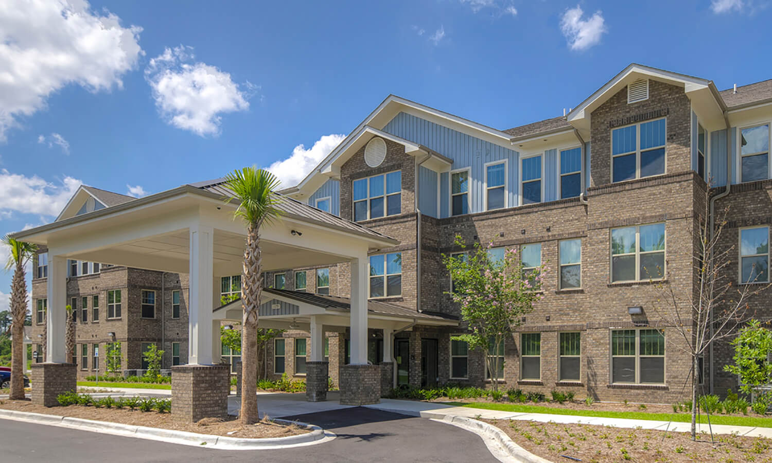 comm-evelyn-bay_seniorliving brick exterior in senior living facility